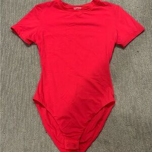 Skims FITS EVERYBODY T-SHIRT BODYSUIT | ULTRA PINK